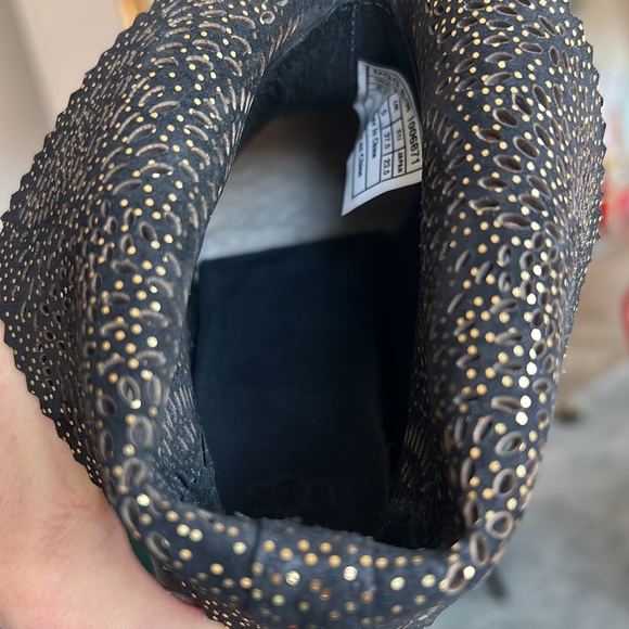 New UGG black booties with wool inside! Size 6.5 - Picture 4 of 13